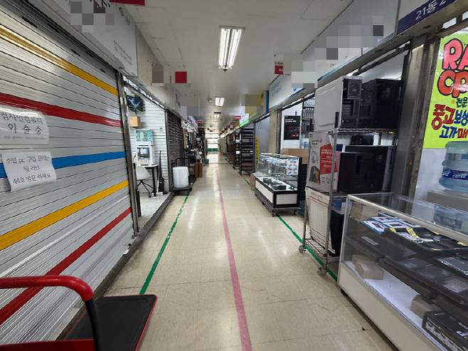 지난 12일 오후 서울 용산구 선인상가에 오가는 손님이 없어 썰렁한 모습이다. (사진=정윤지 기자)