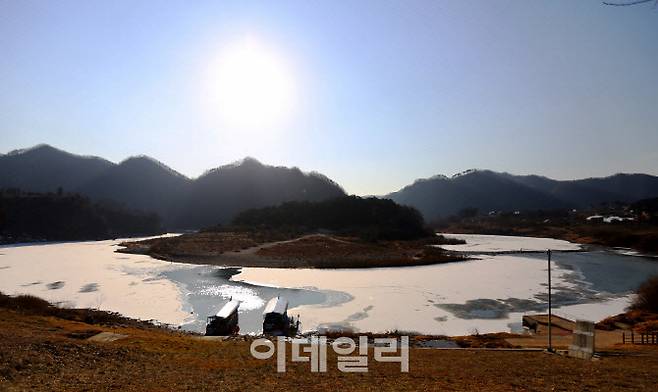 청령포 선착장. 동남북 3면이 강물로 둘러싸여 언뜻 섬처럼 보인다.