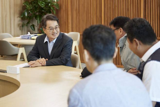 김동연 경기도지사가 지난해 9월 경기극저신용대출 이용자들과 간담회를 갖고 있다. 이후 김 지사는 기존 사업을 개선한 2.0 버전을 내놨다.(사진=경기도)