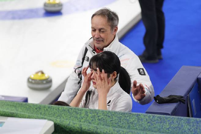 19일(현지시간) 이탈리아 코르티나담페초 컬링 올림픽 스타디움에서 열린 2026 밀라노ㆍ코르티나담페초 동계올림픽 컬링 여자 라운드로빈 한국과 캐나다의 경기에서 7-10으로 패하며 준결승 진출에 실패한 한국 대표팀 설예은이 눈물을 훔치고 있다. 사진=연합뉴스