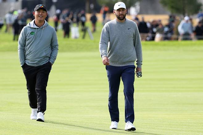 김시우과 스코티 셰플러가 1번홀 그린을 향해 나란히 걸어가고 있다. (사진=AFPBBNews)