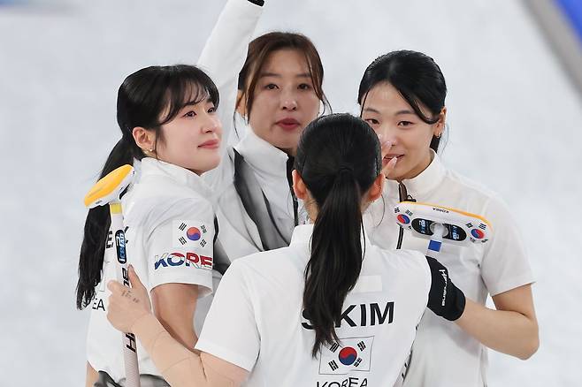 캐나다에 7-10으로 패한 여자 컬링 대표팀   (코르티나담페초=연합뉴스) 서대연 기자 = 19일(현지시간) 이탈리아 코르티나담페초 컬링 올림픽 스타디움에서 열린 2026 밀라노ㆍ코르티나담페초 동계올림픽 컬링 여자 라운드로빈 한국과 캐나다의 경기에서 7-10으로 패한 한국 대표팀 선수들이 눈시울을 붉히며 아쉬워하고 있다. 2026.2.20   dwise@yna.co.kr (끝)  〈저작권자(c) 연합뉴스, 무단 전재-재배포, AI 학습 및 활용 금지〉