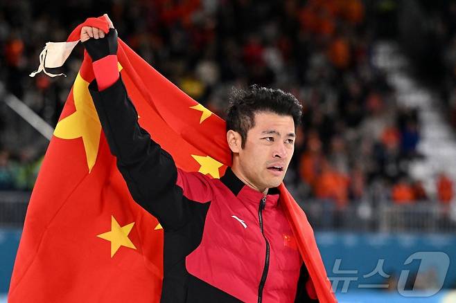 20일(한국시간) 열린 2026 밀라노 코르티나 동계 올림픽 빙속 1500m 에서 금메달을 차지한 닝중옌(중국)이 중국 국기를 펼치며 기뻐하고 있다.ⓒ AFP=뉴스1