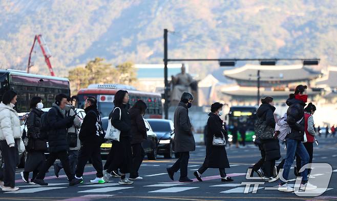 설 연휴가 끝난 19일 서울 종로구 광화문네거리에서 직장인들이 출근길 발걸음을 옮기고 있다. 2026.2.19 ⓒ 뉴스1 김도우 기자