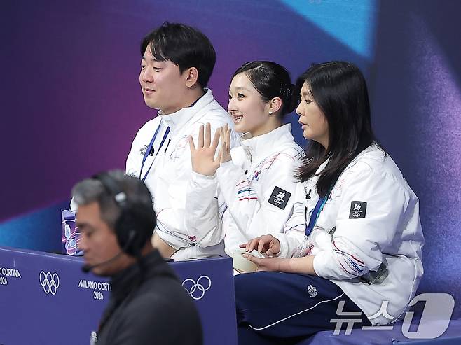 피겨 신지아가 19일(현지시간) 이탈리아 밀라노 아이스스케이팅 아레나에서 열린 2026 밀라노·코르티나담페초 동계올림픽 피겨 스케이팅 여자 싱글 프리 스케이팅에서 연기를 마친 후 인사하고 있다. 2026.2.20 ⓒ 뉴스1 김성진 기자