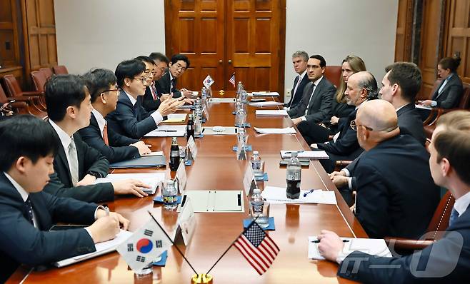 김정관 산업통상부 장관이 지난달 29일(현지시간) 미국 워싱턴 D.C. 상무부 회의실에서 하워드 러트닉 상무부 장관과 회담을 하고 있다. (산업통상부 제공. 재판매 및 DB 금지) 2026.1.31 ⓒ 뉴스1