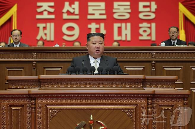 (평양 노동신문=뉴스1) = 김정은 북한 노동당 총비서가 19일 개막한 9차 당 대회에서 개회사를 하고 있다. [국내에서만 사용가능. 재배포 금지. DB 금지. For Use Only in the Republic of Korea. Redistribution Prohibited] rodongphoto@news1.kr