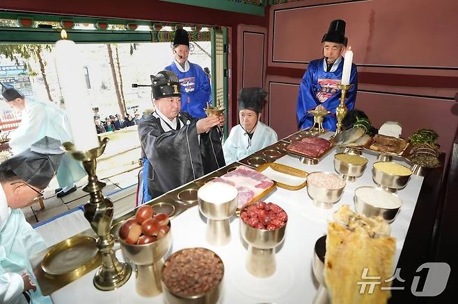방세환 시장이 정충묘에서 제를 올리며 순국선열을 추모하고 있는 모습.(광주시 제공)