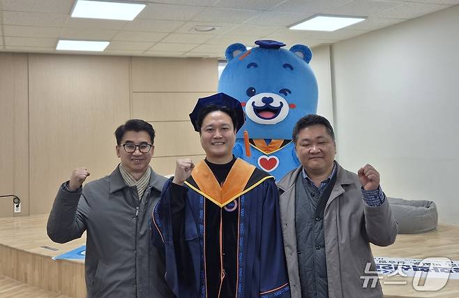 문양세 강원대 IT대학 학장(사진 왼쪽), 허명구 주식회사 아이들 대표, 손경호 강원지능화혁신센터장이 20일 '2025학년도 전기 학위수여식(춘천캠퍼스)'을 마치고 기념촬영을 하고 있다.(강원지능화혁신센터 제공. 재판매 및 DB금지)/뉴스1