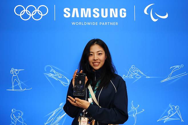 ‘빙속 여제’ 이나현이 2026 밀라노·코르티나 동계올림픽에서의 모든 경기를 마친 후 18일(한국시간) ‘삼성 하우스’를 찾아, 선수단을 위해 특별 제작된 ‘갤럭시 Z 플립 7’을 소개하고 있다. 사진 | 삼성전자