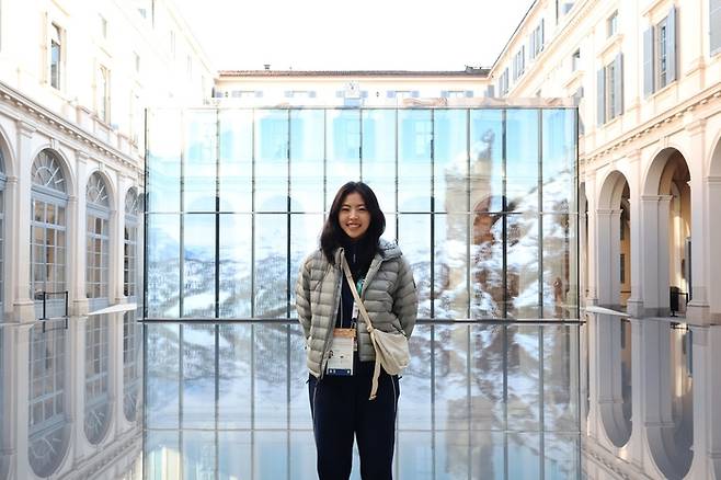 ‘팀 삼성 갤럭시’ 소속 이나현이 2026 밀라노·코르티나 동계올림픽 여자 스피드스케이팅 500m·1000m에서 ‘톱 10’에 오른 후 ‘삼성 하우스’를 방문해 기념 사진을 촬영하고 있다. 사진 | 삼성전자