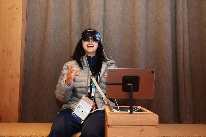 이나현이 18일(한국시간) ‘삼성 하우스’에서 갤럭시 XR 체험을 하고 있다. 사진 | 삼성전자