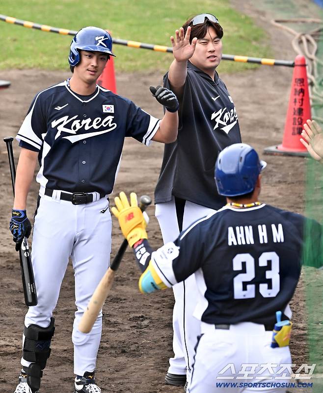 20일 일본 오키나와 온나손 아카마 구장에서 열린 대한민국 야구 대표팀과 삼성 라이온즈의 평가전, 안현민이 솔로포를 날린 뒤 구자욱, 류현진과 하이파이브를 하고 있다. 오키나와(일본)=박재만 기자 pjm@sportschosun.com./2026.02.20/