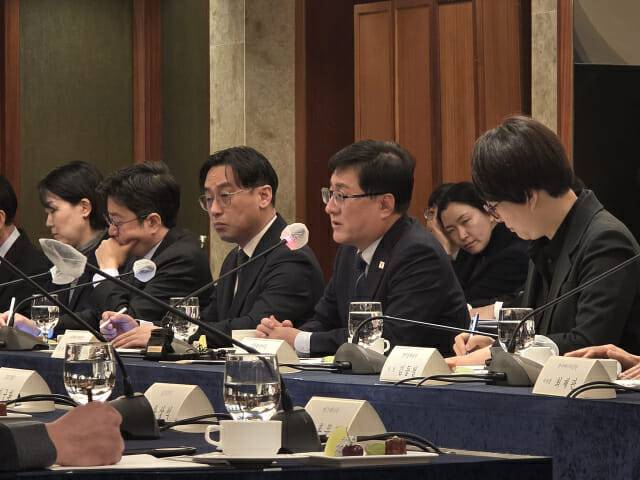 김성환 기후환경에너지부 장관이 분산형 전력망 포럼에서 기업 관계자들의 의견을 듣고 있다.