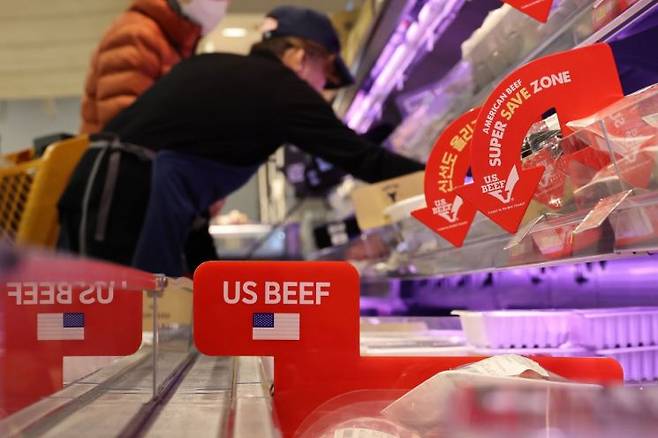 서울 시내의 한 대형마트 육류 코너에서 소비자가 물건을 고르고 있다. 연합뉴스.