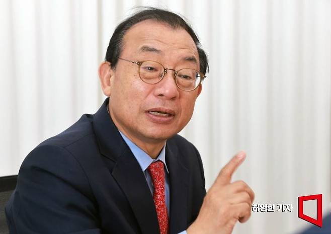 이정현 전 새누리당(국민의힘 전신) 대표가 아시아경제 본사에서 AK라디오에 출연, 소종섭 스페셜리스트와 인터뷰하고 있다. 허영한 기자