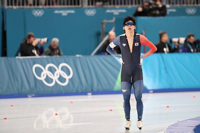 [밀라노=뉴시스] 김근수 기자 = 대한민국 스피드스케이팅 정재원이 19일(현지 시간) 이탈리아 밀라노 스피드스케이팅 스타디움에서 열린 2026 밀라노·코르티나 담페초 동계올림픽 스피드 스케이팅 남자 1500m 경기를 마치고 숨을 고르고 있다. 2026.02.20. ks@newsis.com