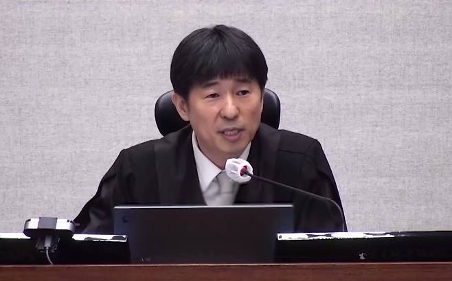 서울중앙지법 형사합의25부 지귀연 부장판사가 19일 서울 서초구 서울중앙지방법원에서 열린 윤석열 전 대통령의 내란 우두머리 혐의 사건 1심 선고기일에서 윤 전 대통령에게 무기징역 등 관련 피고인들에게 주문을 선고하고 있다. /서울중앙지법
