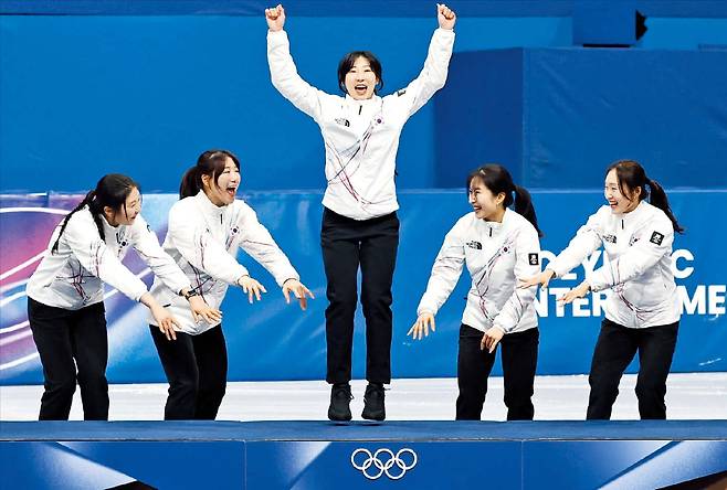 올림픽 첫 출전 맏언니 위한 ‘깜짝 세리머니’  19일 이탈리아 밀라노 아이스스케이팅 아레나에서 열린 밀라노 코르티나 동계올림픽 쇼트트랙 여자 3000m 계주 시상식에서 쇼트트랙 대표팀 맏언니 이소연(가운데)이 심석희(왼쪽), 노도희(왼쪽 둘째), 최민정(오른쪽), 김길리(오른쪽 둘째)의 축하 세리머니를 받으며 가장 먼저 시상대에 올라 환호하고 있다./장련성 기자