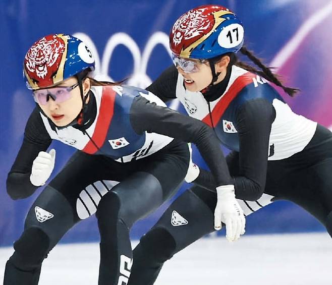 힘껏 밀어준 심석희. 쇼트트랙 여자 3000m 계주 결선에 출전한 심석희(오른쪽)가 다음 주자 최민정을 힘껏 밀어주고 있다. 과거 껄끄러웠던 두 선수는 함께 힘을 모아 금메달을 합작했다. /장련성 기자