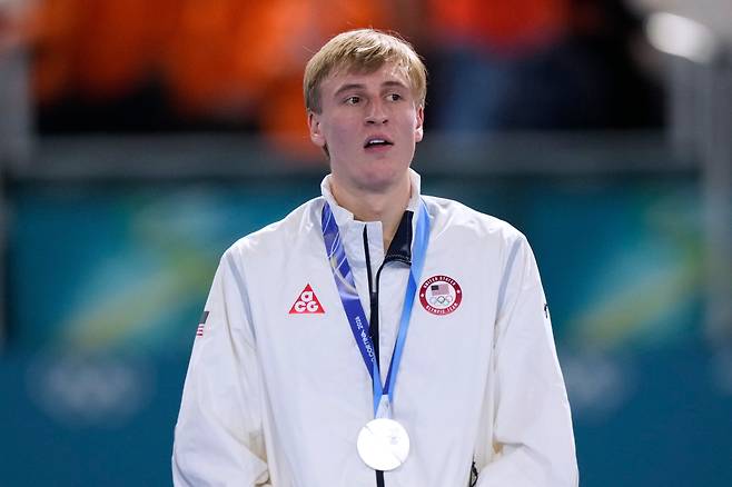 <YONHAP PHOTO-1218> Jordan Stolz of the U.S. won a silver medal in the men's 1500 meters speedskating race at the 2026 Winter Olympics, in Milan, Italy, Thursday, Feb. 19, 2026. (AP Photo/Luca Bruno)/2026-02-20 02:28:54/<저작권자 ⓒ 1980-2026 ㈜연합뉴스. 무단 전재 재배포 금지, AI 학습 및 활용 금지>