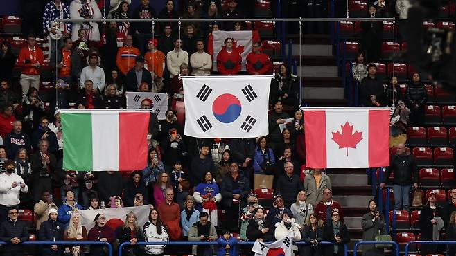 18일(현지시간) 이탈리아 밀라노 아이스스케이팅 아레나에서 열린 2026 밀라노-코르티나 동계올림픽 쇼트트랙 여자 3000m 계주에서 대표팀이 금메달을 따낸 가운데 시상식에서 태극기가 올라가고 있다./연합뉴스