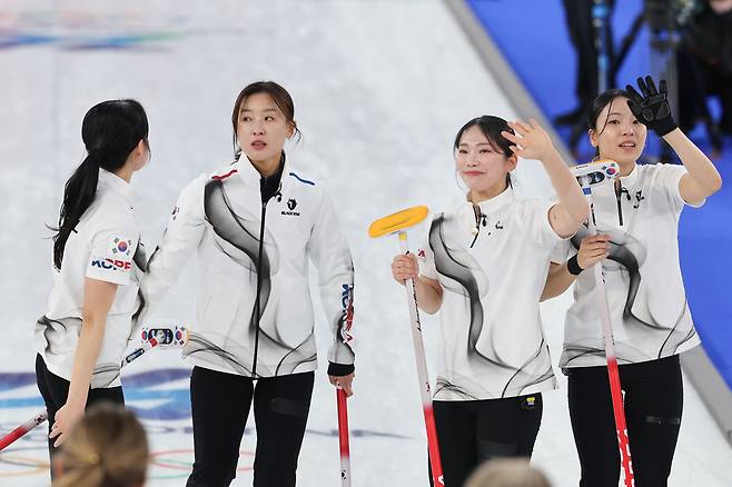 19일(현지시간) 이탈리아 코르티나담페초 컬링 올림픽 스타디움에서 열린 2026 밀라노·코르티나담페초 동계올림픽 컬링 여자 라운드로빈 한국과 캐나다의 경기에서 7-10으로 패하며 준결승 진출에 실패한 한국 대표팀 선수들이 관중에 손을 흔들고 있다. 연합뉴스