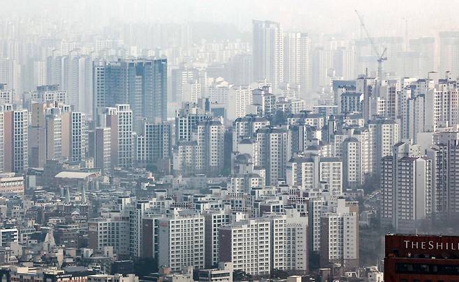 다주택자 양도소득세 중과 유예 종료를 앞두고 강남권과 한강변을 중심으로 급매물이 풀리고 있는 5일 서울 남산에서 바라본 서울 시내 아파트 단지의 모습. 2026.2.5 뉴스1