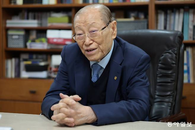 지난해 5월 유튜브를 시작한 이용만 전 재무부 장관이 서울 강남구 대치동 사무실에서 경제개발 5개년 계획 등 한국 경제 개발 과정을 설명하고 있다. 박형기 기자 oneshot@donga.com