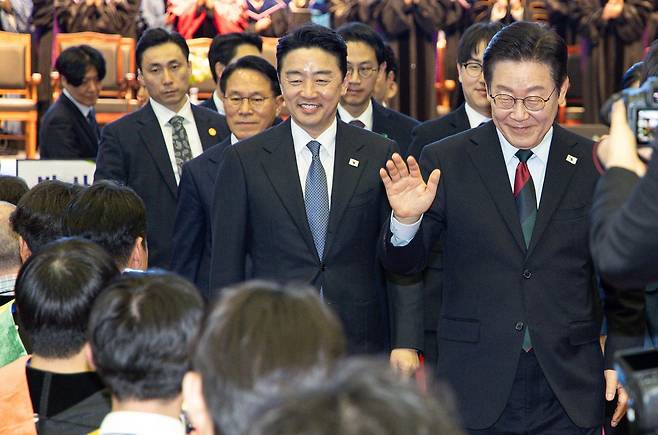 이재명 대통령이 20일 대전 유성구 카이스트(KAIST)에서 열린 학위수여식에 참석한 뒤 이동하며 졸업생들과 인사하고 있다. 청와대통신사진기자단