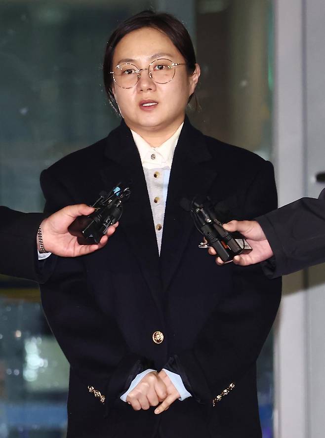전직 매니저들에게 갑질을 했다는 등의 의혹에 휩싸인 개그우먼 박나래가 20일 밤 서울 강남경찰서에서 피고발인 조사를 마치고 나오며 취재진 질의에 답변하고 있다. 2026.2.20/뉴스1