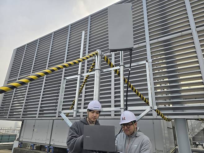 삼성전자·KT 관계자들이 6G 기술 연구 공동 검증을 하고 있다.