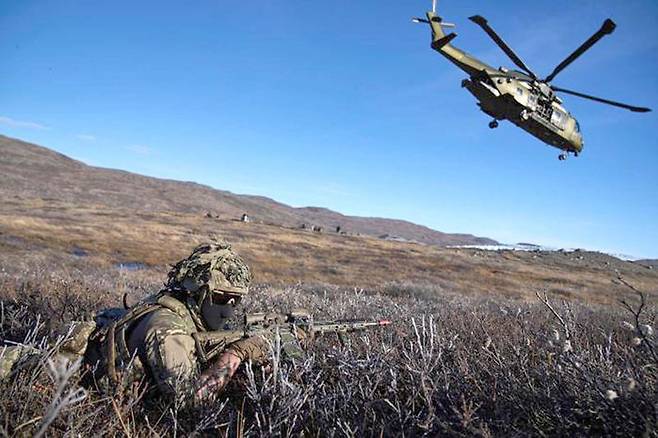 덴마크군 장병들이 지난해 9월 그린란드 캉겔루수아크에서 나토 회원국 군과 연합훈련을 하고 있다. AP·연합뉴스