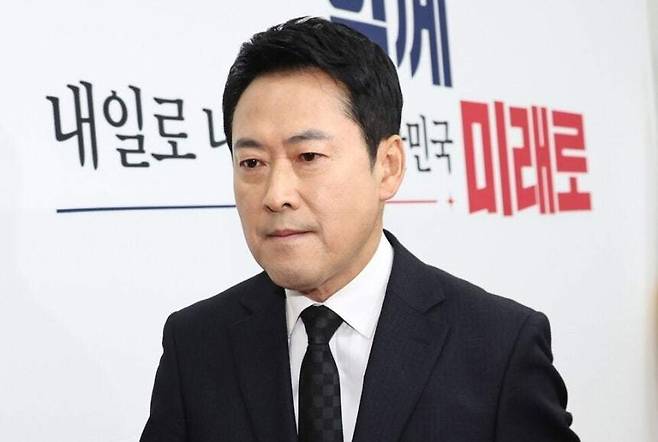 장동혁 국민의힘 대표가 20일 오전 국회에서 내란 우두머리 혐의의 윤석열 전 대통령 1심 선고에 대한 입장을 밝힌 뒤 기자들의 질문을 받지 않고 굳은 표정으로 회의실을 떠나고 있다. 윤운식 선임기자 yws@hani.co.kr