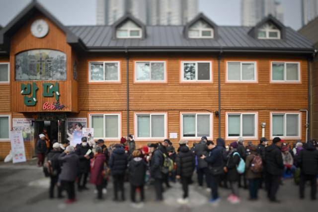 14일 서울 동대문구 밥퍼나눔운동본부를 찾은 노인들이 무료급식을 받기 위해 밥퍼 건물 앞에 길게 줄을 서고 있다. 류효진 선임기자