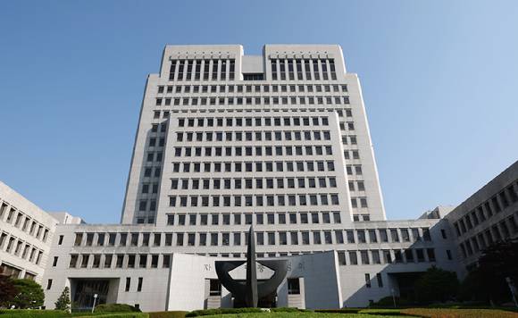 대법원 1부(주심 서경환 대법관)는 최근 아동학대치사 등 혐의로 기소된 40대 남성 서모 씨에게 징역 11년을 선고한 원심 판결을 확정했다. 서울 서초구에 위치한 대법원 전경. [사진=연합뉴스]