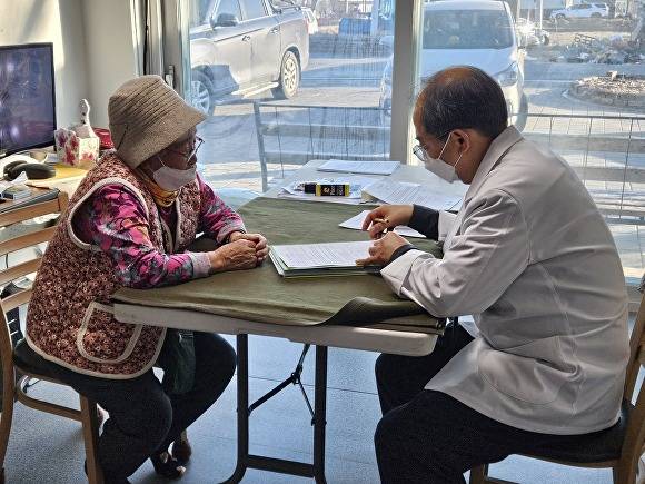 방문 진료 서비스 모습. [사진=증평군]