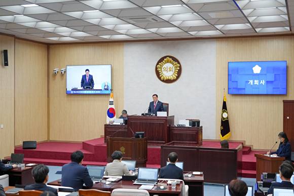 안정열 안성시의장이 20일 제237회 임시회에서 개회사를 하고 있다. [사진=안성시의회]