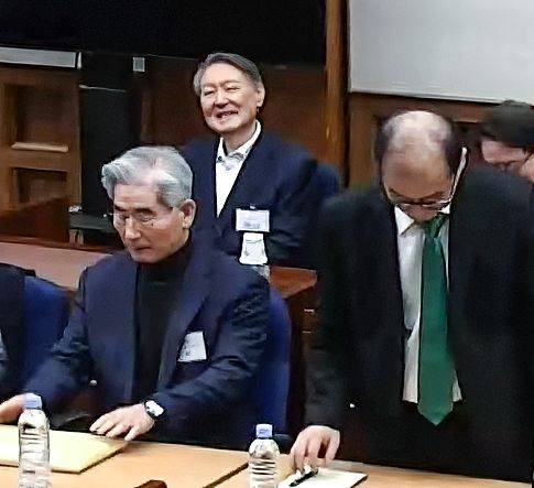 19일 서울중앙지방법원에서 열린 내란 우두머리 혐의 사건 1심 선고 공판에 출석한 윤석열 전 대통령이 변호인과 대화하며 미소짓고 있다. 아래는 김용현 전 국방부 장관. 재판부는 윤 전 대통령에게 무기징역을 선고했다. [사진 서울중앙지법 영상 캡처]