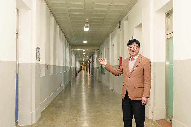 김춘성 조선대 총장이 지난 11일 국내 단일건물 중 가장 길이가 긴 조선대 복도에서 조선대의 교육 철학과 웰에이징 특화대학 조성을 통한 글로컬대 도약 방안을 설명하고 있다. 국내 최장인 조선대 건물에서는 영화 '서울의 봄' 등이 촬영되기도 했다. [사진 조선대]