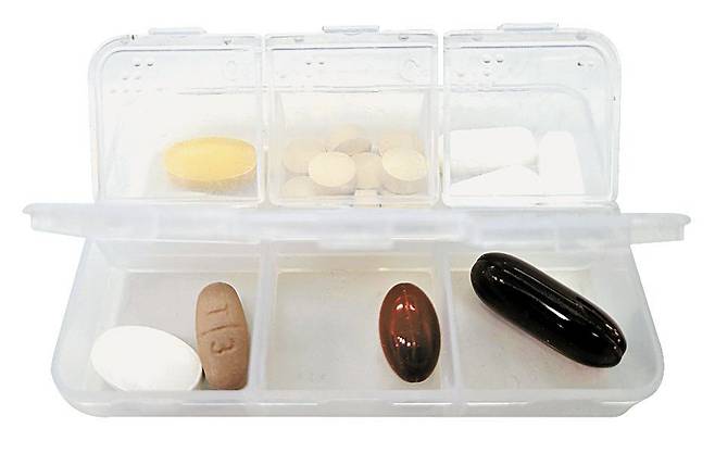 고혈압·당뇨병 등 기저 질환으로 약을 먹고 있다면 몸에 좋은 건강기능식품이라도 궁합을 살펴야 한다. 사진 중앙포토DB