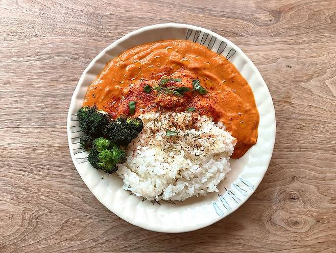 겨울 동안 몸에 쌓였던 찬기가 천천히 빠져나가, 마음까지 따뜻해지는 메뉴로 붉은 치킨 커리를 추천한다. 사진 김희경