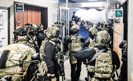 윤석열 대통령이 2024년 12월 3일 저녁 비상계엄을 선포한 가운데 4일 밤 서울 국회의사당에서 계엄군이 국회 본청으로 진입하고 있다. 연합뉴스