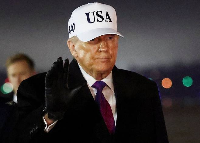 도널드 트럼프 미국 대통령이 19일(현지시간) 미국 메릴랜드주 앤드루스 합동기지에 도착하고 있다. 로이터=연합뉴스