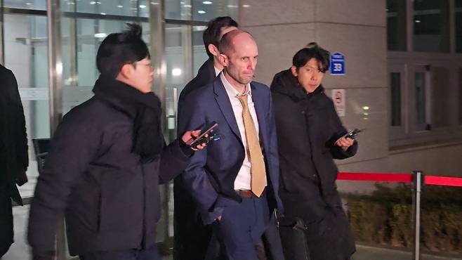 지난 6일 경찰에 출석한 해롤드 로저스 한국 쿠팡 임시대표가 국회 청문회 위증 혐의에 대한 고강도 조사를 받고 약 14시간여 만에 귀가했다.   7일 오전 3시 25분께 마포구 서울경찰청 광역수사단 청사를 나온 로저스 대표는 '위증 혐의를 인정했느냐', '국정원이 개인정보 유출범 접촉을 지시한 게 맞느냐'는 등의 질문을 받았으나 답하지 않고 자리를 떠났다. 연합뉴스