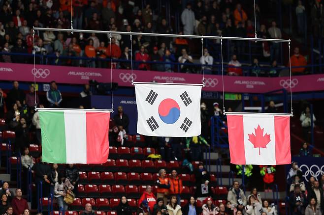 대한민국 여자 쇼트트랙 대표팀이 3000m 계주에서 금메달을 획득한 18일(현지시간) 이탈리아 밀라노 아이스스케이팅 아레나에 태극기가 계양되고 있다. 김종호 기자