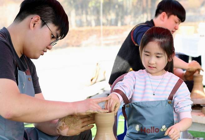 ▲ 청자빚기 체험에 참여하고 있는 관광객 [전남 강진군]&nbsp;
