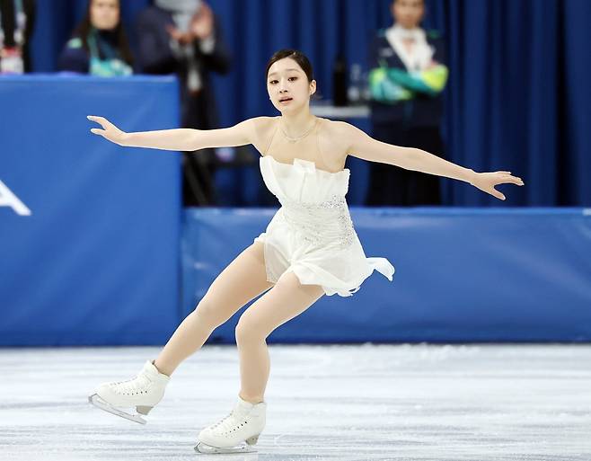 피겨 신지아가 19일(현지시간) 이탈리아 밀라노 아이스스케이팅 아레나에서 열린 2026 밀라노·코르티나담페초 동계올림픽 피겨 스케이팅 여자 싱글 프리 스케이팅에서 연기를 펼치고 있다. / 사진=뉴스1