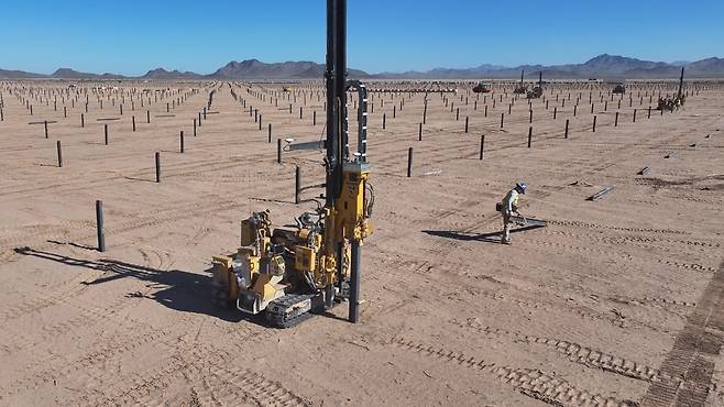 미국 애리조나주 태양광발전소 건설 현장에서 스패너의 자동화 기술이 탑재된 '파일드라이버'(말뚝을 박는 기계)가 작업하고 있다. 스패너 제공