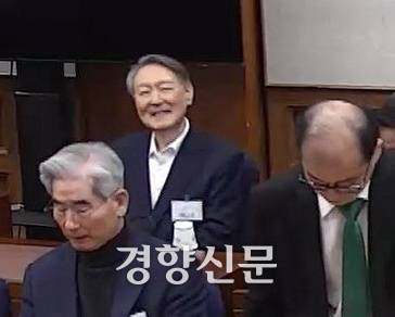 윤석열 전 대통령이 19일 서울중앙지방법원에서 열린 12·3 비상계엄 관련 내란 우두머리 혐의 1심 선고공판에 출석해 웃고 있다. 서울중앙지법 제공